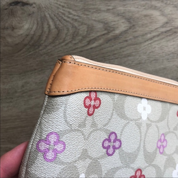 New with tags Coach Peyton Signature C medium wristlet - Picture 4 of 15